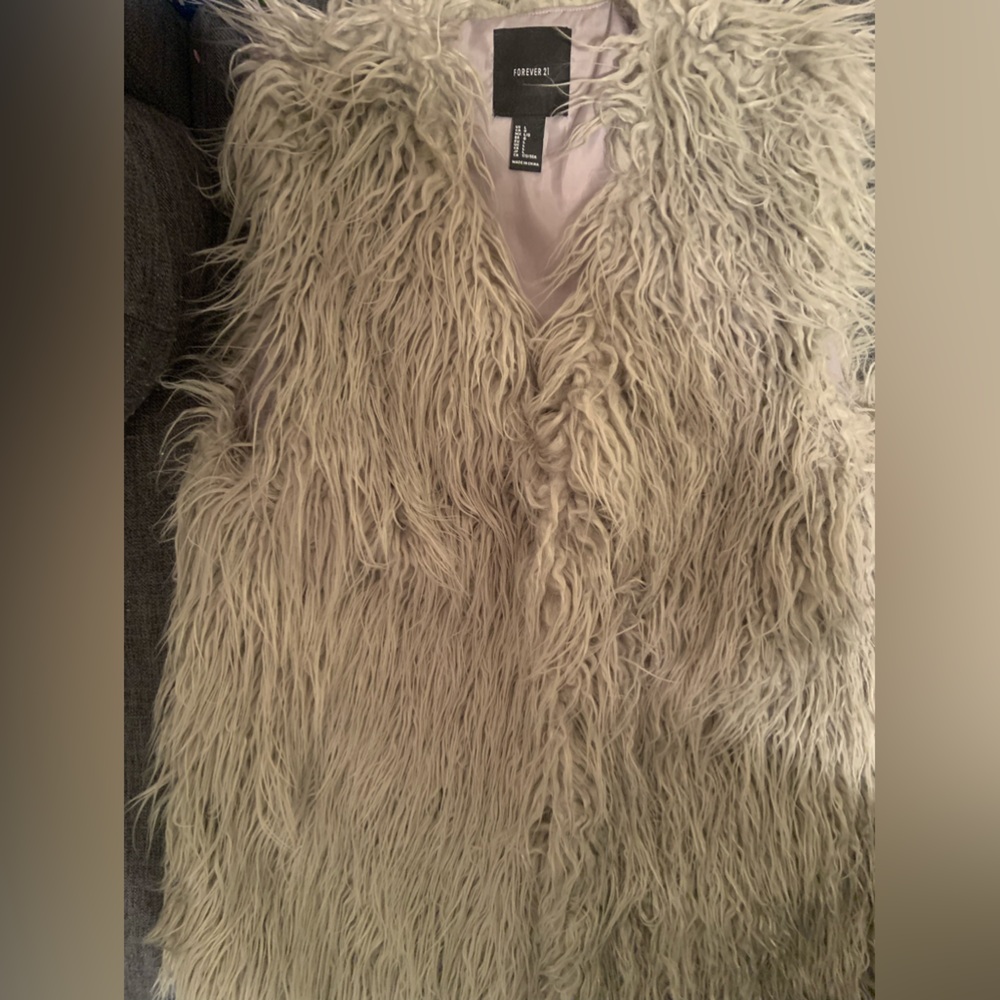 FOREVER 21 FAUX FUR VEST SIZE LARGE